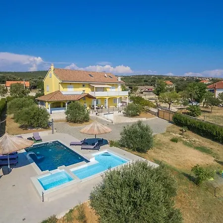Villa Mande With Great Pool * Pakostane