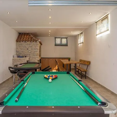 Villa Mande With Great Pool Pakoštane